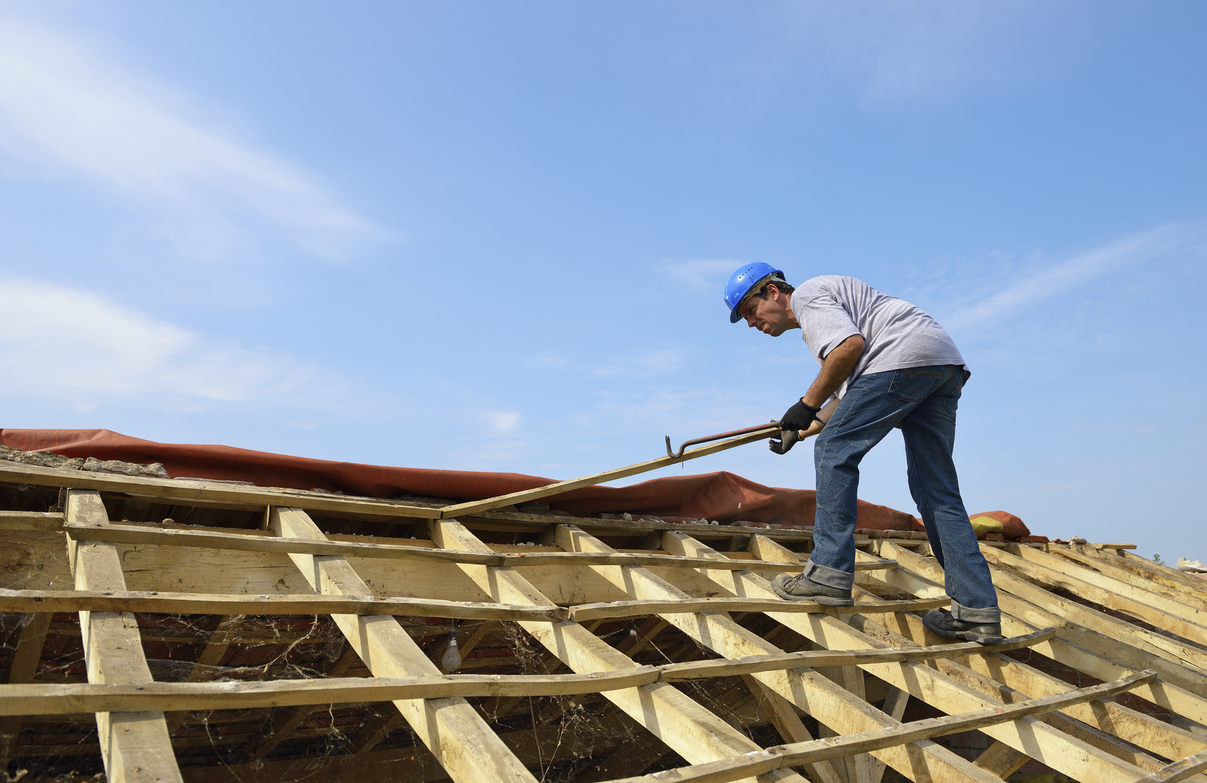 ROOFING IS A RISKY JOB! 4 TIPS FOR PROTECTING COMMERCIAL ROOFERS